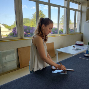 Portrait à l'atelier - Flora Verre