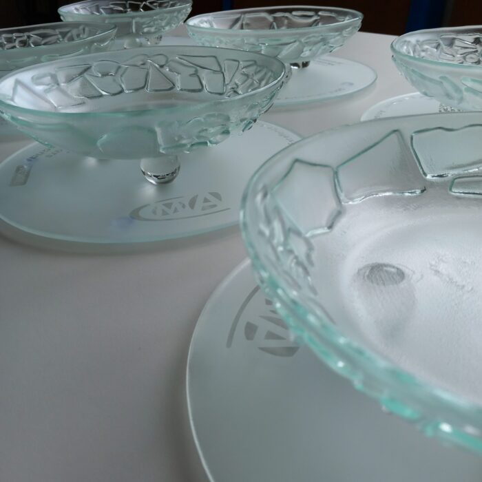Trophées en verre de l'atelier Flora Verre et Verre à Lier Trophées en verre de l'atelier Flora Verre et Verre à Lier